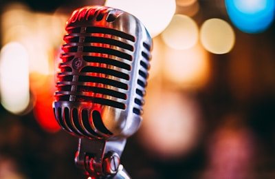 每日爆料大赛：某知名歌手演唱会假唱被实锤，观众现场录音曝光