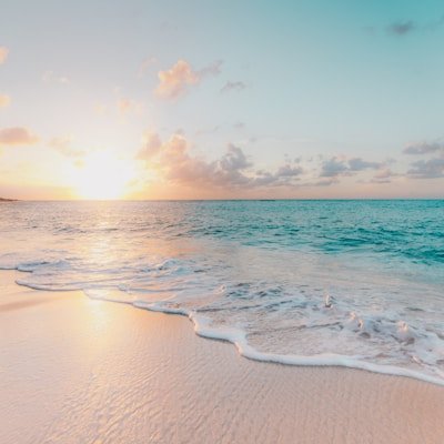每日爆料大赛:某明星度假私人海滩照流出